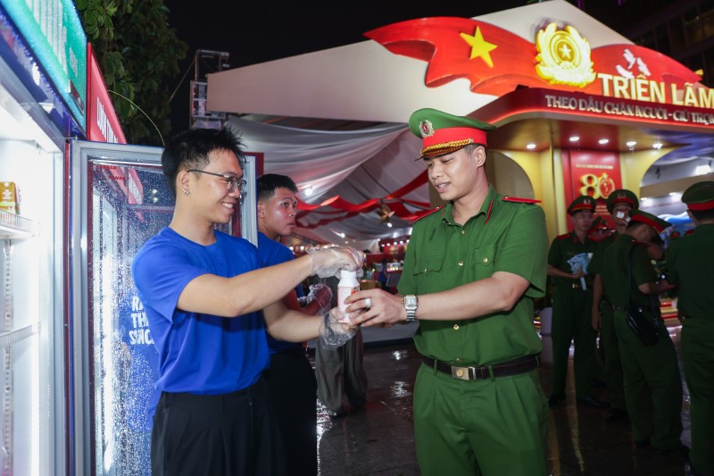 Giữa không khí nhộn nhịp của sự kiện, người tham dự bất ngờ bắt gặp những trạm Vinamilk - điểm “sạc năng lượng” với hàng chục nghìn sản phẩm sữa chua uống Vinamilk Green Farm, sữa chua uống tiệt trùng Susu, sữa tươi tiệt trùng Vinamilk và nước suối Vinamilk được trao tặng mỗi đêm