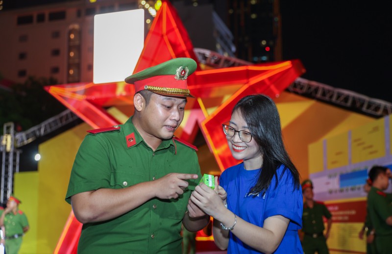 Không chỉ tiếp sức cho người dân và lực lượng chức năng tại sự kiện, Vinamilk mong muốn thể hiện sự tri ân với những cống hiến, hy sinh thầm lặng của các thế hệ cán bộ, chiến sĩ An ninh nhân dân thông qua hoạt động này.