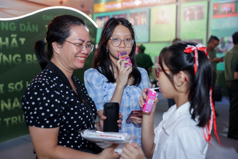 Công tác tại Cục An ninh Điều tra, chị Nguyễn Thu Hiền tranh thủ đưa hai con gái đến tham quan triển lãm để hiểu hơn về công việc của bố mẹ. Chị cho biết rất vui khi thấy thương hiệu sữa gia đình gắn bó nhiều năm cũng xuất hiện tại sự kiện. “Các bé nhà mình đã dùng Vinamilk từ nhỏ, từ sữa bột Optimum đến sữa tươi, sữa chua. Sản phẩm đảm bảo chất lượng, an toàn và có nhiều hương vị cho các con lựa chọn”, chị Hiền chia sẻ.