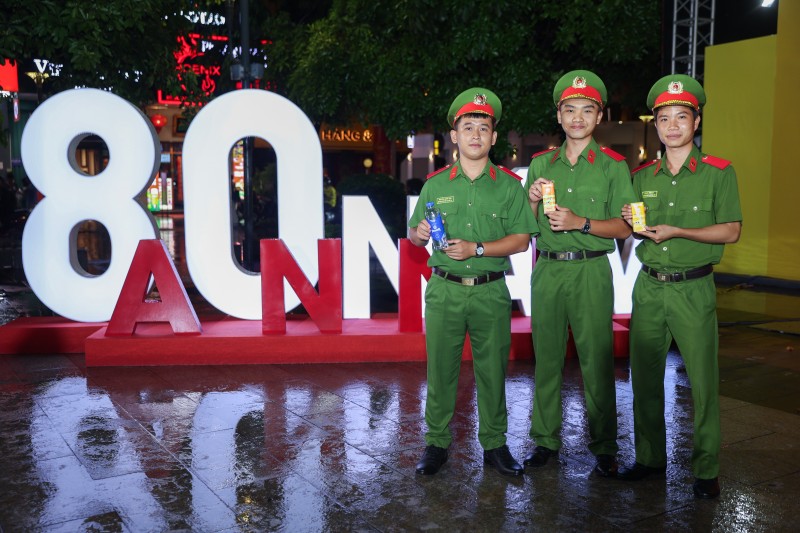Trong khi đó, nước suối mát lạnh Vinamilk đã trở thành lựa chọn quen thuộc của nhiều người để “giải nhiệt” nhanh khi tham gia các sự kiện đông đúc.
