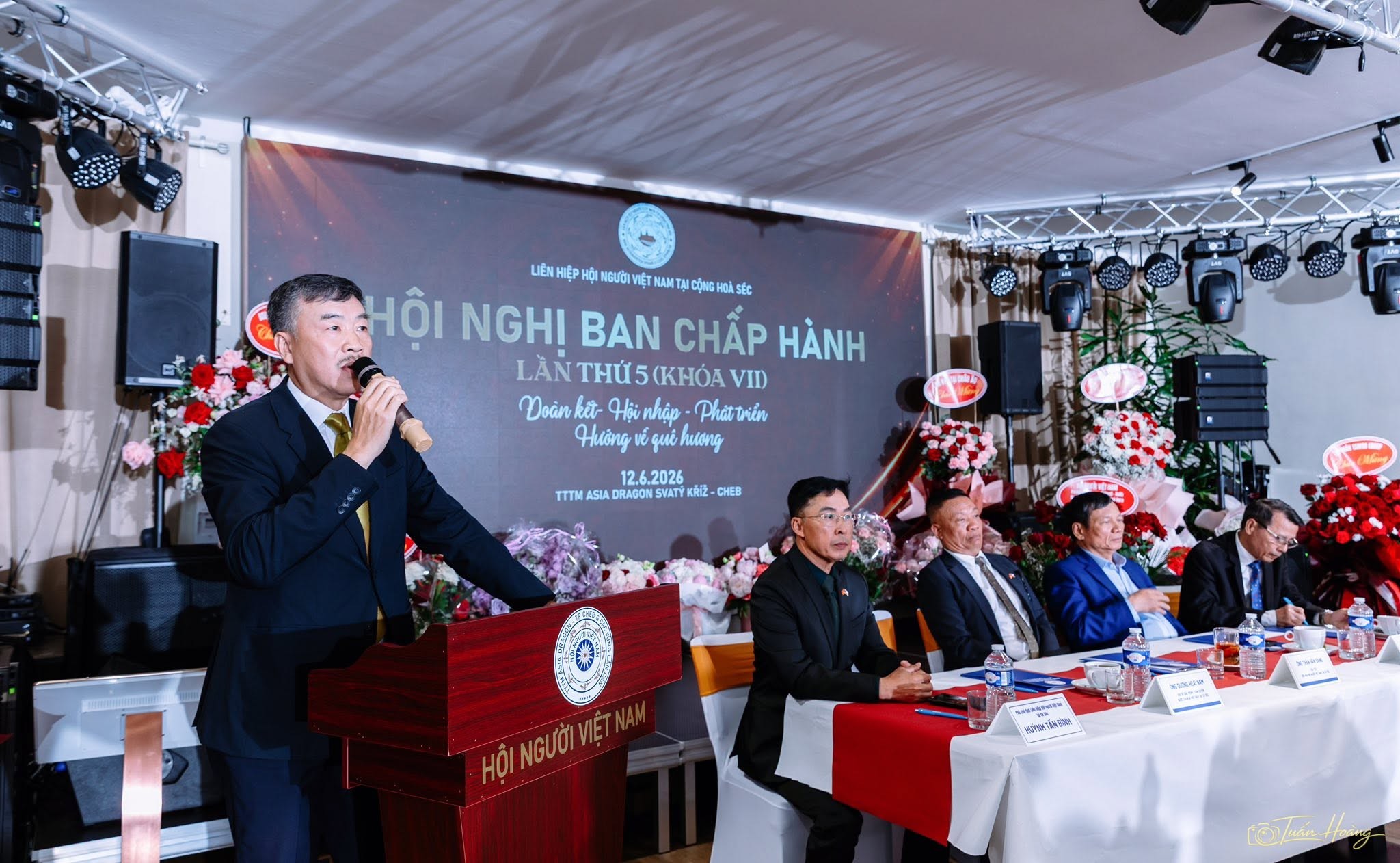 Đại sứ Việt Nam tại Cộng hòa Séc Dương Hoài Nam phát biểu tại Hội nghị. (Ảnh: Liên hiệp Hội Người Việt Nam tại Cộng hòa Séc) Đại sứ Việt Nam tại Cộng hòa Séc Dương Hoài Nam phát biểu tại Hội nghị. (Ảnh: Liên hiệp Hội Người Việt Nam tại Cộng hòa Séc)