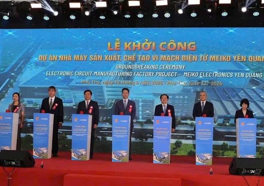 Các đại biểu bấm nút khởi công nhà máy sản xuất vi mạch điện tử tại Khu công nghiệp Yên Quang, tỉnh Phú Thọ. Các đại biểu bấm nút khởi công nhà máy sản xuất vi mạch điện tử tại Khu công nghiệp Yên Quang, tỉnh Phú Thọ.