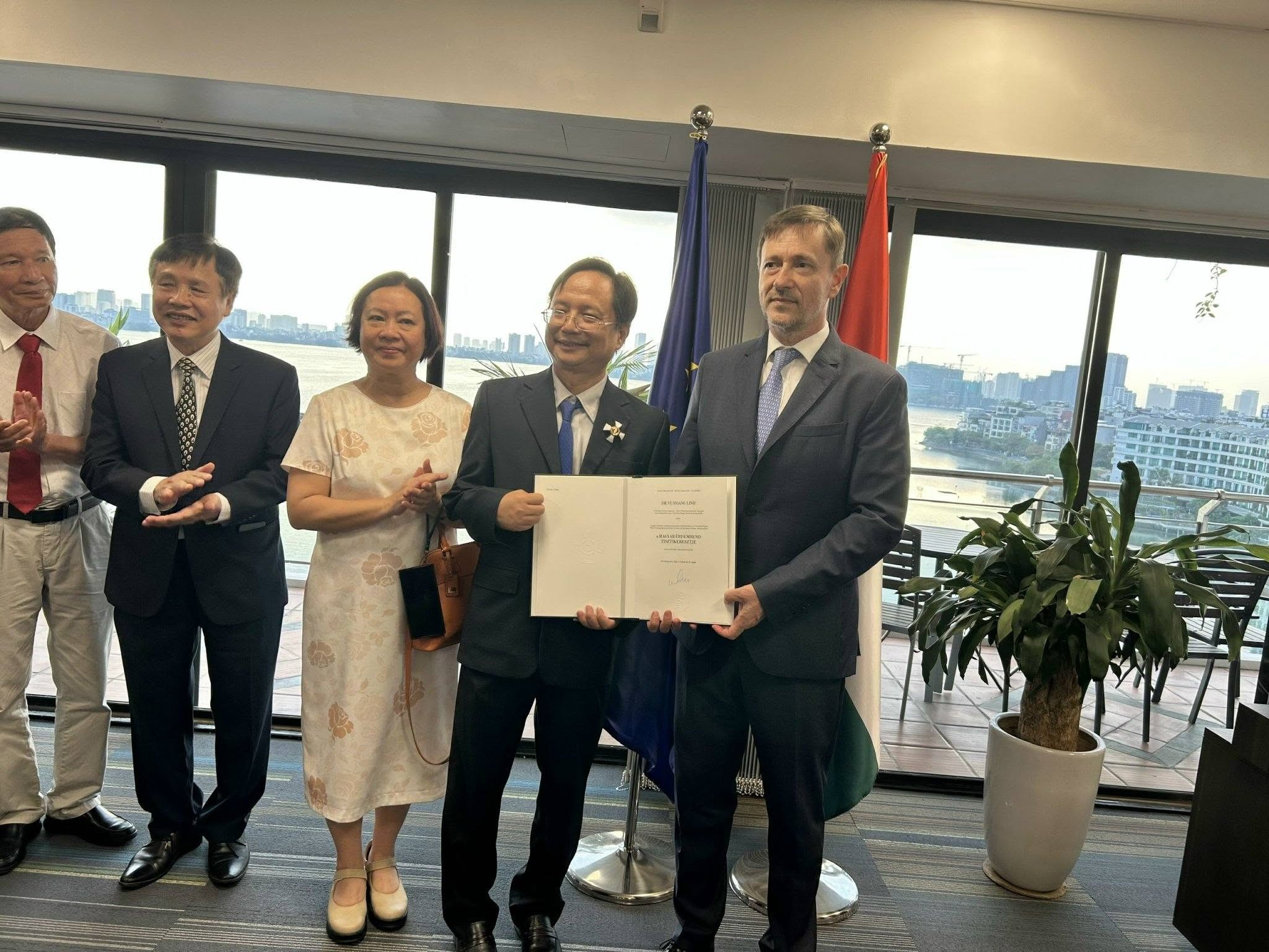 Đại sứ đặc mệnh toàn quyền Cộng hòa Hungary tại Việt Nam Tibor Baloghdi đã trao Huân chương Hungary hạng Chữ thập Sĩ quan cho GS.TSKH. Vũ Hoàng Linh