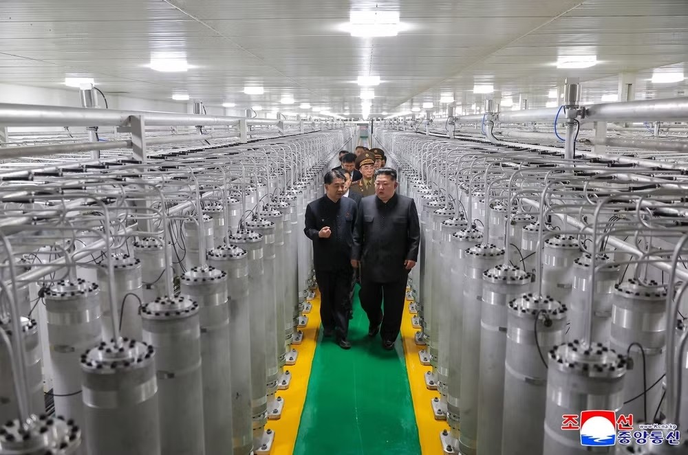 Nhà lãnh đạo Triều Tiên Kim Jong Un (phải, phía trước) thăm nhà máy sản xuất vật liệu hạt nhân mới khánh thành, ngày 3/6/2026. (Ảnh: KCNA/TTXVN) Nhà lãnh đạo Triều Tiên Kim Jong Un (phải, phía trước) thăm nhà máy sản xuất vật liệu hạt nhân mới khánh thành, ngày 3/6/2026. (Ảnh: KCNA/TTXVN)