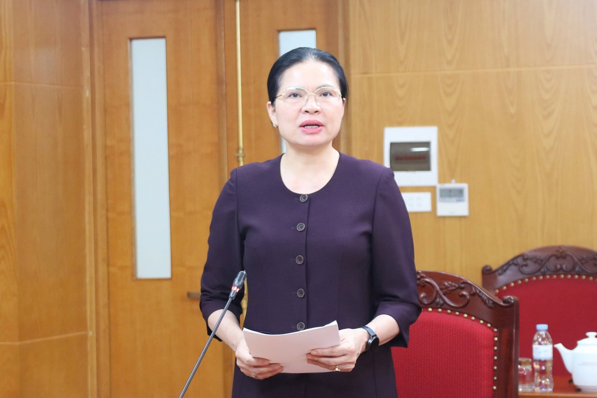 Bà Hà Thị Nga - Ủy viên Trung ương Đảng, Phó Chủ tịch - Tổng Thư ký UBTƯ MTTQ Việt Nam phát biểu tại Hội nghị Bà Hà Thị Nga - Ủy viên Trung ương Đảng, Phó Chủ tịch - Tổng Thư ký UBTƯ MTTQ Việt Nam phát biểu tại Hội nghị
