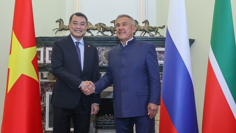 Thủ tướng Lê Minh Hưng gặp Người đứng đầu Cộng hòa Tatarstan (Liên bang Nga)