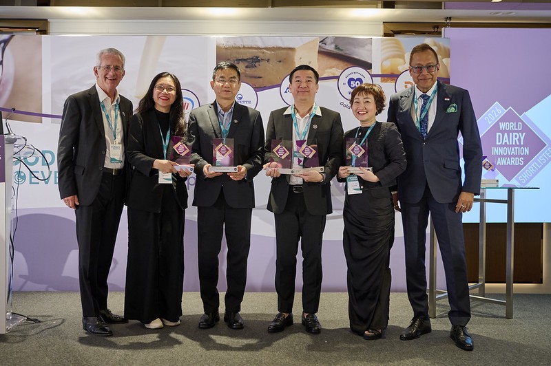 Tại World Dairy Innovation Awards 2026 (Giải thưởng Đổi mới sáng tạo ngành Sữa toàn cầu 2026) diễn ra trong khuôn khổ Hội nghị Sữa toàn cầu tại Barcelona (Tây Ban Nha), vượt qua nhiều tên tuổi lớn của ngành sữa thế giới, Vinamilk đã giành 5 giải thưởng từ 17 đề cử lọt vào vòng chung kết. Theo ông Richard Hall, Chủ tịch Global Dairy Congress và World Dairy Innovation Awards, đây là một kỳ tích chưa có tiền lệ trong suốt 20 năm tổ chức trao giải.