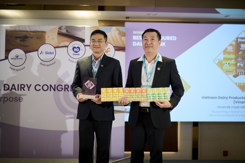 Ông Nguyễn Quang Trí – Giám đốc Điều hành Marketing Vinamilk cùng ông Đỗ Thanh Tuấn – Giám đốc Đối Ngoại Vinamilk nhận vinh danh tại Giải thưởng Đổi mới sáng tạo ngành Sữa toàn cầu 2026, Barcelona – Tây Ban Nha. Ảnh: Xavier