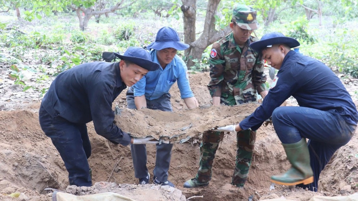 Đội K72 thực hiện cất bốc hài cốt liệt sĩ. Đội K72 thực hiện cất bốc hài cốt liệt sĩ.