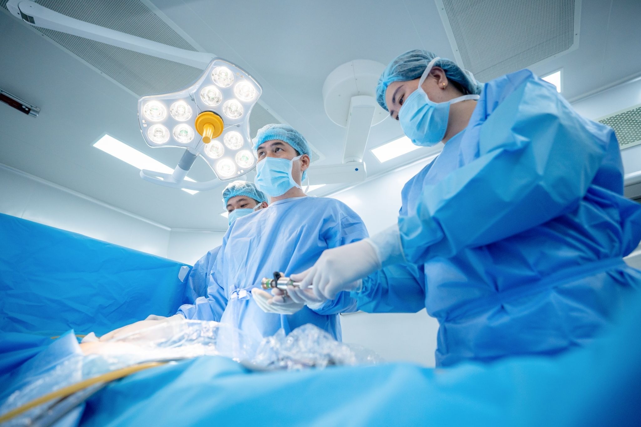 Nữ du khách hồi phục tích cực trong niềm vui của bác sĩ và gia đình.