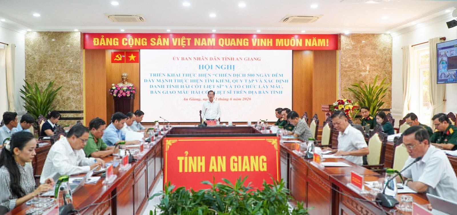 Hội nghị trực tuyến triển khai “Chiến dịch 500 ngày đêm đẩy mạnh thực hiện tìm kiếm, quy tập và xác định danh tính hài cốt liệt sĩ” và công tác lấy mẫu, bàn giao mẫu hài cốt liệt sĩ trên địa bàn tỉnh An Giang. (Ảnh: 