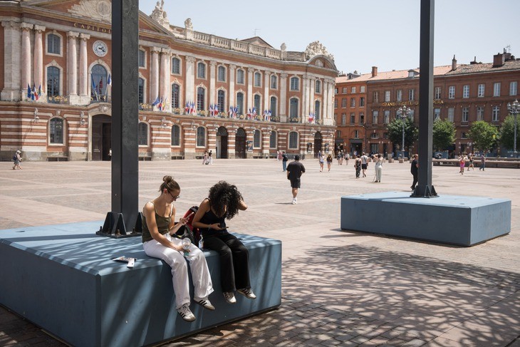 Người dân tìm bóng râm để tránh cái nóng gay gắt tại thành phố Toulouse, Pháp, giữa đợt nắng nóng đang bao trùm châu Âu ngày 22-6 - Ảnh: AFP Người dân tìm bóng râm để tránh cái nóng gay gắt tại thành phố Toulouse, Pháp, giữa đợt nắng nóng đang bao trùm châu Âu ngày 22-6 - Ảnh: AFP