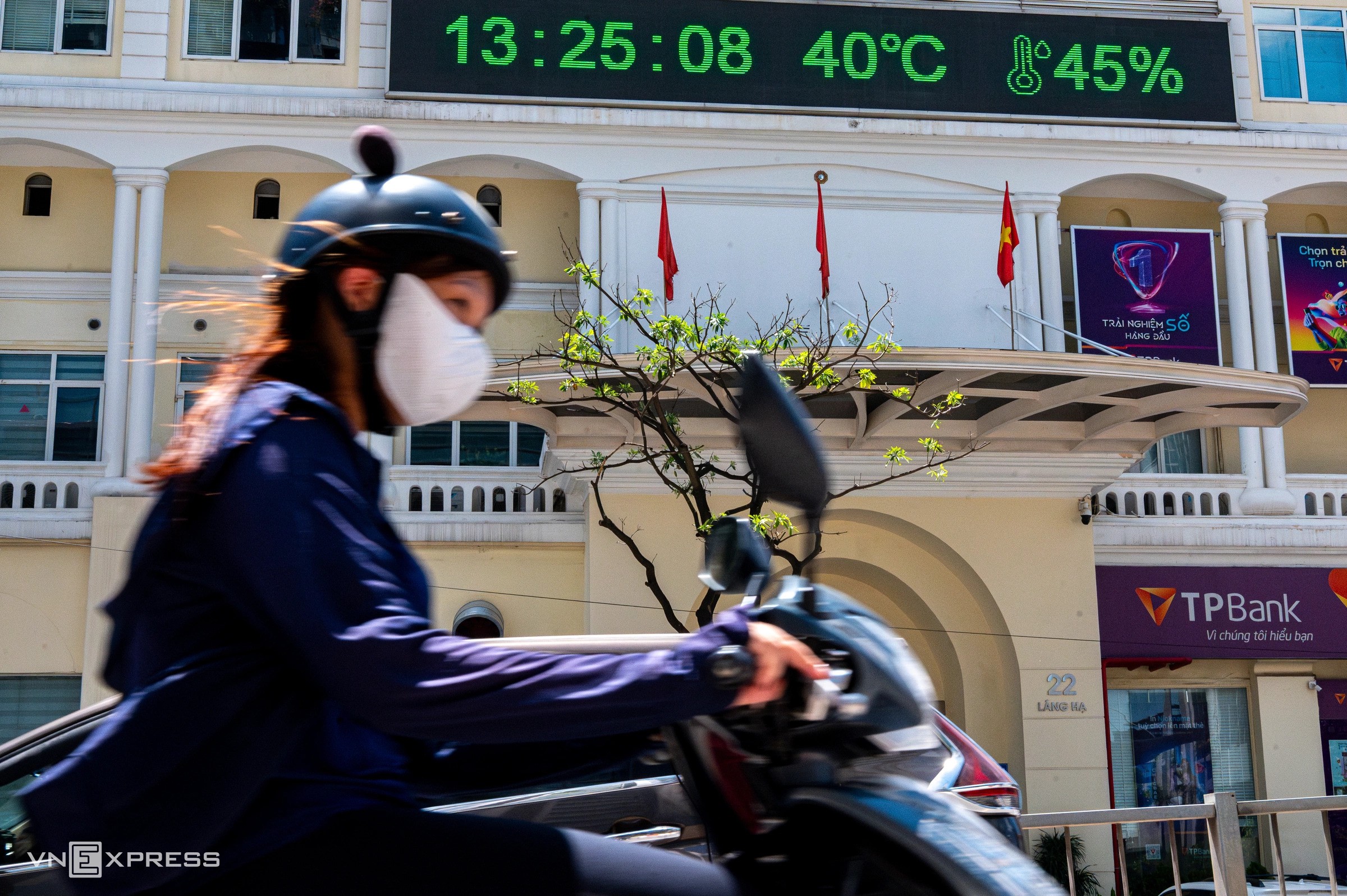 Tại một điểm đặt biển hiển thị nhiệt độ trên đường Láng Hạ, mức nhiệt ghi nhận khoảng 40 độ C lúc 13h25 ngày 24/6/2026. (Ảnh: VnExpress) Tại một điểm đặt biển hiển thị nhiệt độ trên đường Láng Hạ, mức nhiệt ghi nhận khoảng 40 độ C lúc 13h25 ngày 24/6/2026. (Ảnh: VnExpress)