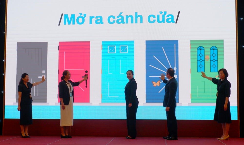 Các đại biểu thực hiện nghi thức khai mạc hội thảo quốc tế “Nhà ở bao trùm - Kinh nghiệm và thực tiễn ở Việt Nam và quốc tế”. (Ảnh: Cổng TTĐT thành phố Đà Nẵng)