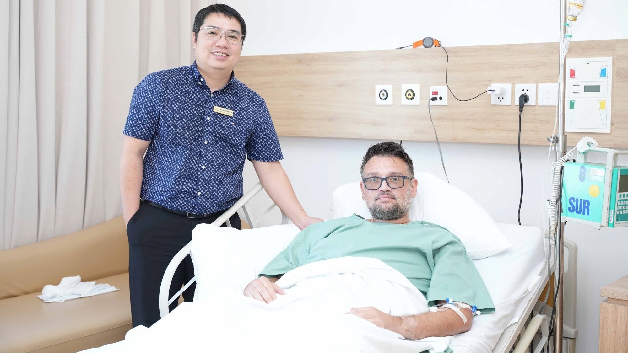 Bệnh nhân người Anh tránh nguy cơ mất chức năng cánh tay nhờ kỹ thuật thay khớp vai đảo ngược tại Vinmec Hải Phòng