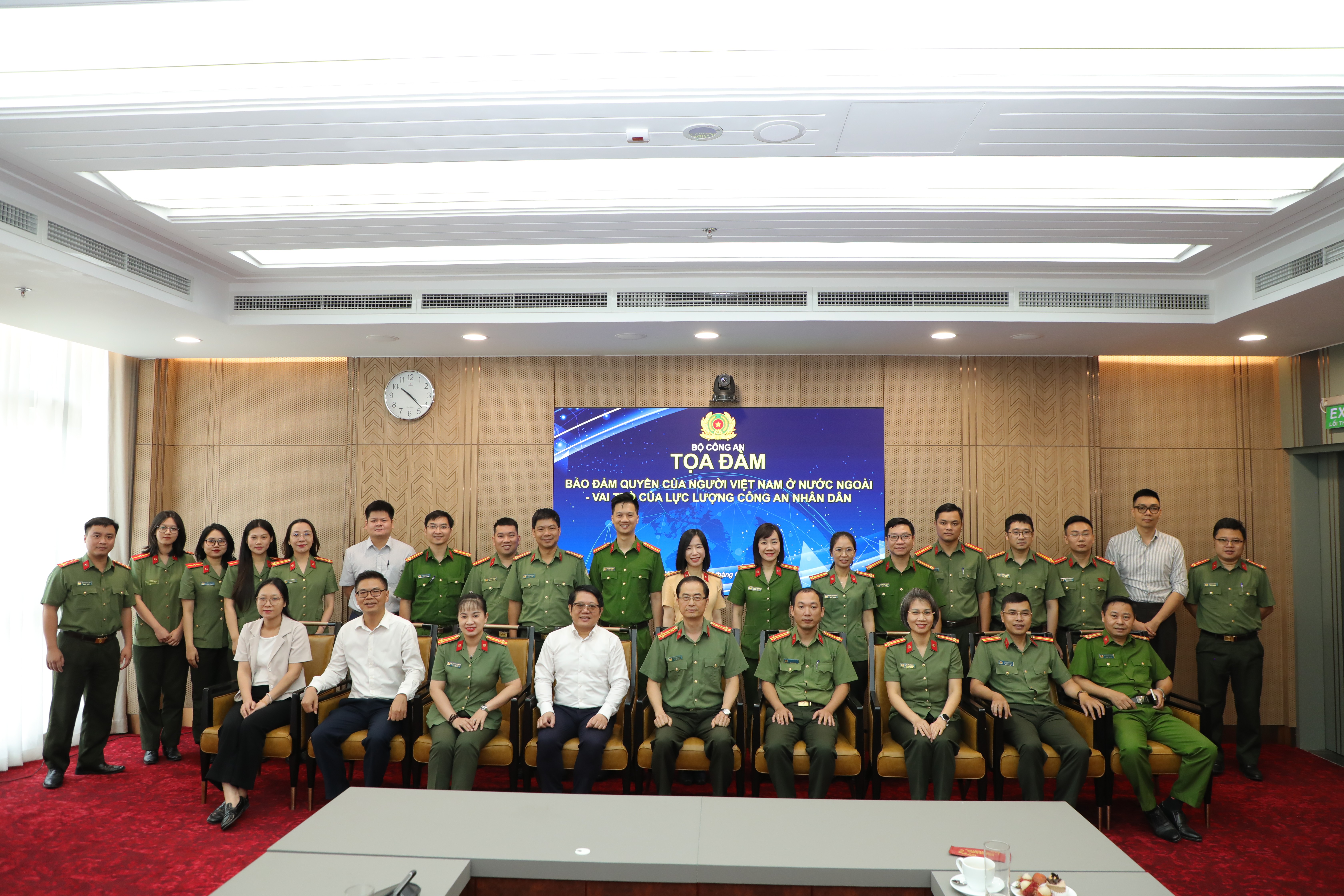 Các đại biểu tham dự Tọa đàm chụp ảnh lưu niệm. (Ảnh: Cục Đối ngoại cung cấp)