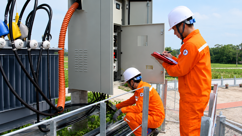 Nhân viên Công ty Điện lực Thái Nguyên kiểm tra, bảo dưỡng thiết bị nhằm nâng cao độ tin cậy cung cấp điện trong mùa nắng nóng.
