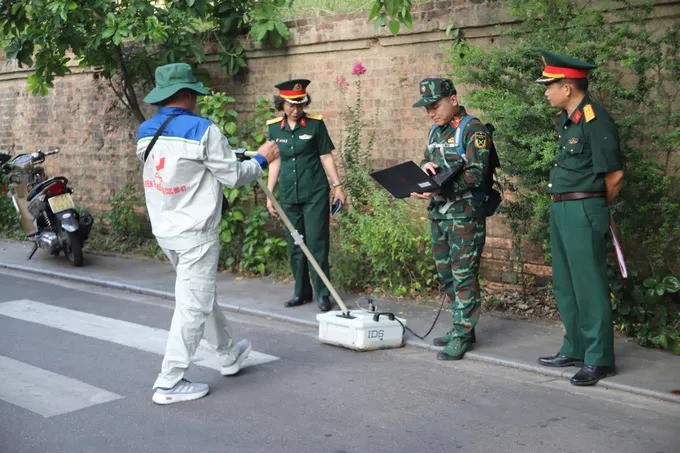 Máy radar xuyên đất khảo sát tại các vị trí nghi có mộ tập thể liệt sĩ ở khu vực Kinh thành Huế
