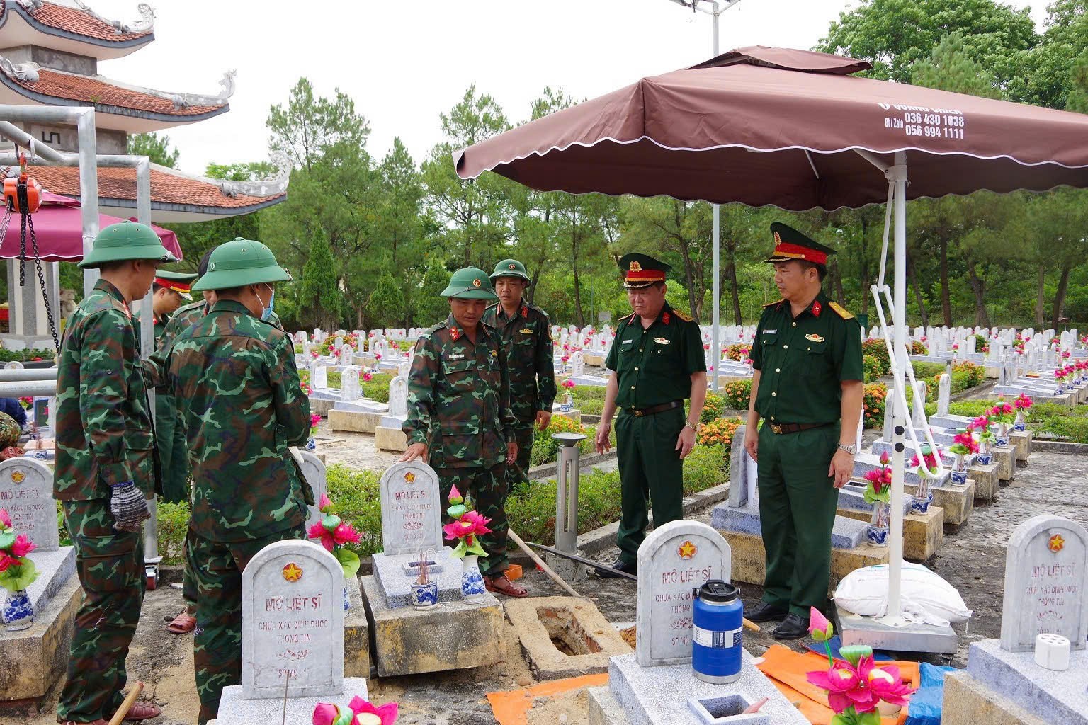 Lực lượng chức năng triển khai lấy mẫu, số hóa thông tin các phần mộ chưa xác định được thông tin tại Nghĩa trang Liệt sĩ Quốc gia Trường Sơn. (Ảnh: VGP) Lực lượng chức năng triển khai lấy mẫu, số hóa thông tin các phần mộ chưa xác định được thông tin tại Nghĩa trang Liệt sĩ Quốc gia Trường Sơn. (Ảnh: VGP)