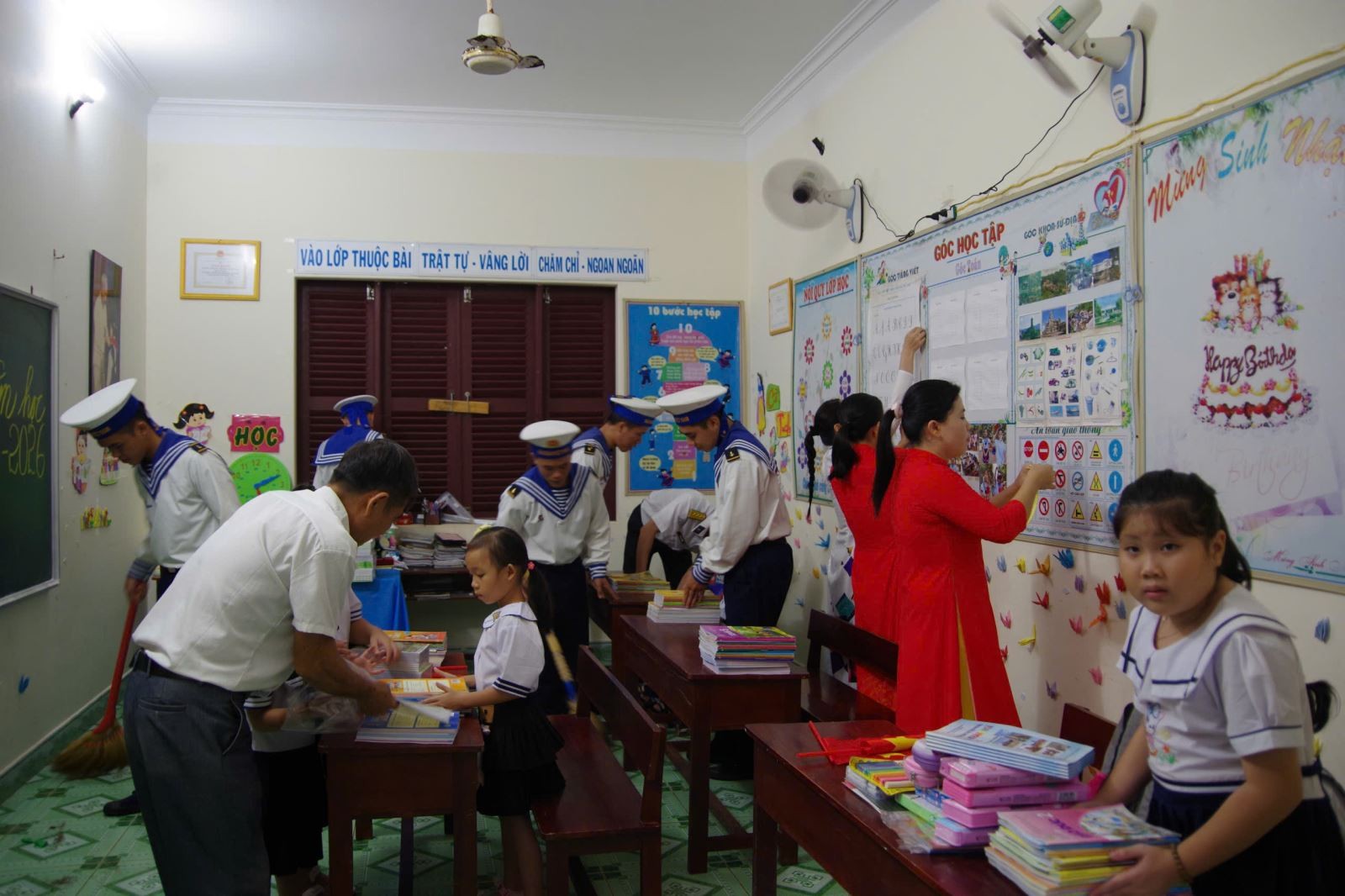 Tình đoàn kết quân dân, vì mầm xanh đất nước. Ảnh: Vũ Trưởng