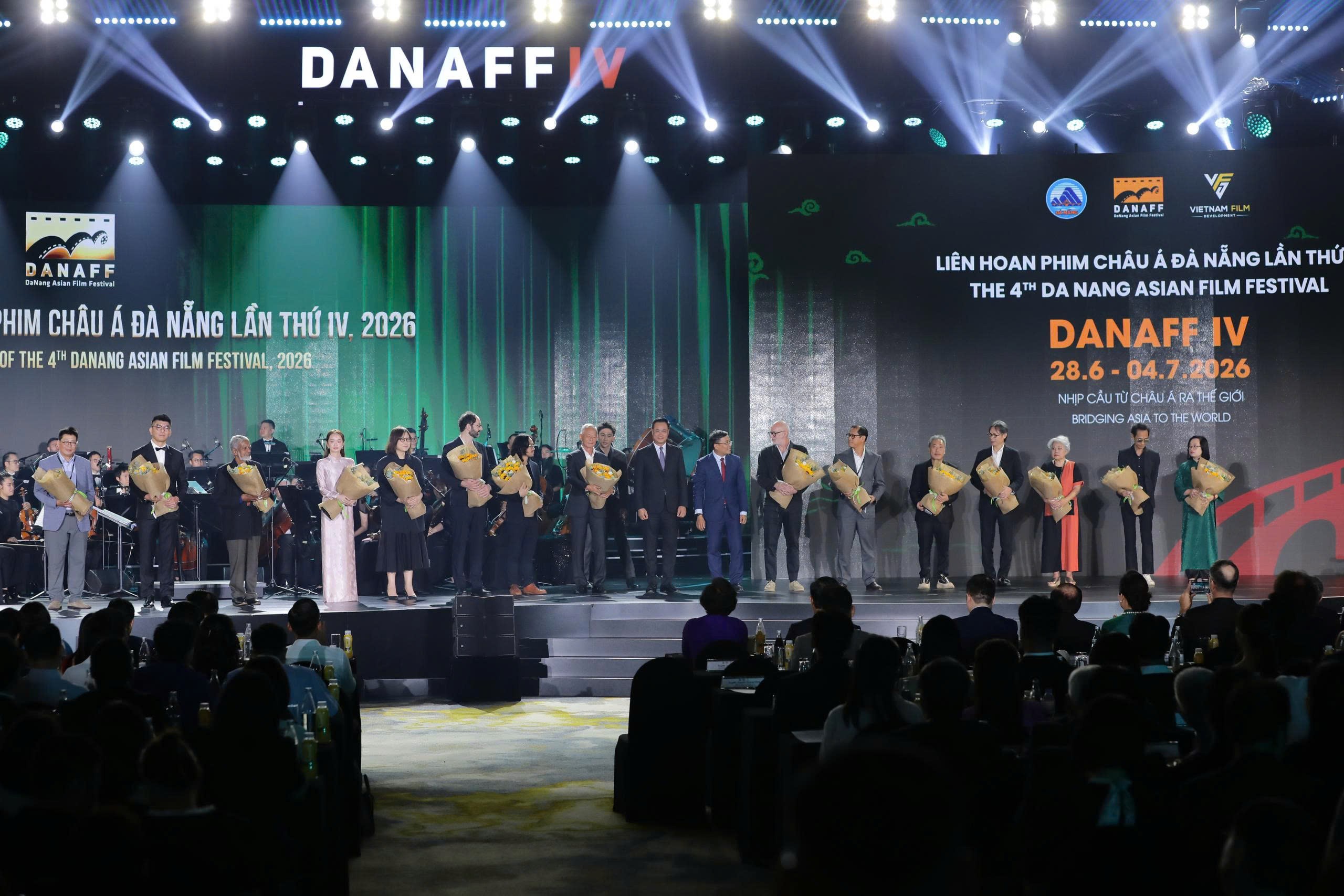 Các giám khảo DANAFF nhận hoa từ Ban tổ chức Các giám khảo DANAFF nhận hoa từ Ban tổ chức