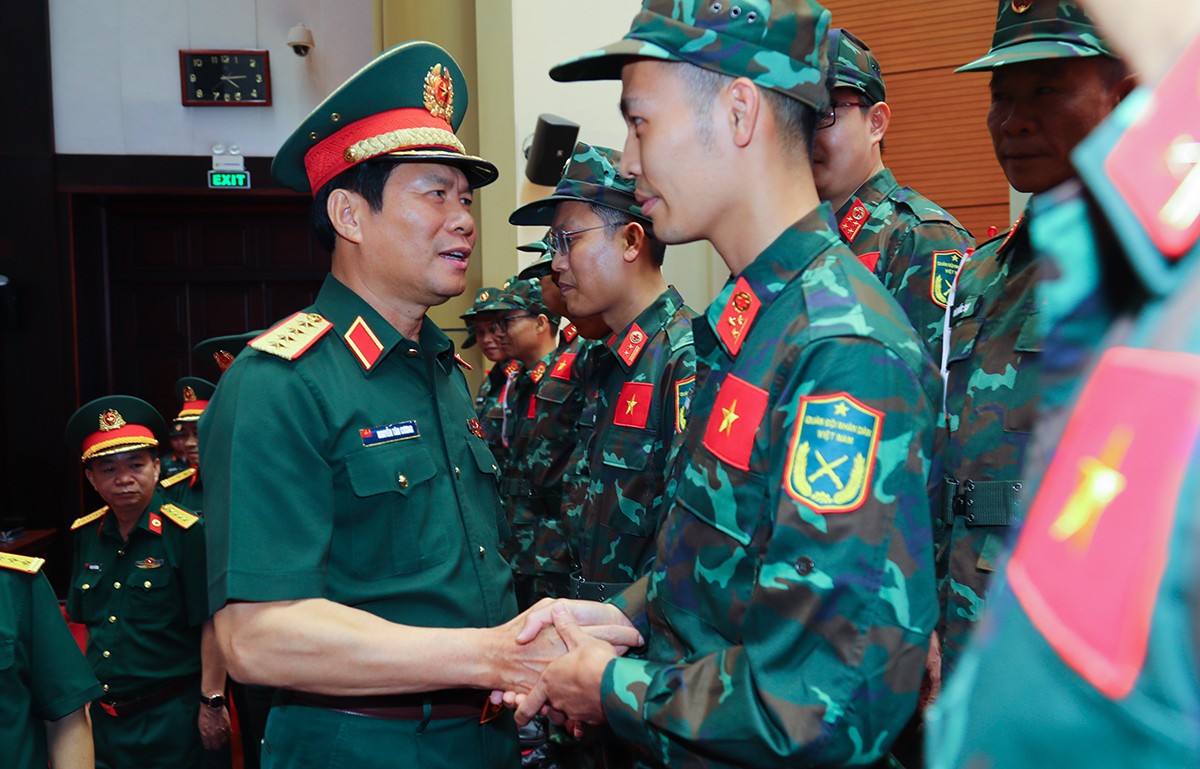 Đại tướng Nguyễn Tân Cương động viên cán bộ, nhân viên đoàn công tác. Đại tướng Nguyễn Tân Cương động viên cán bộ, nhân viên đoàn công tác.