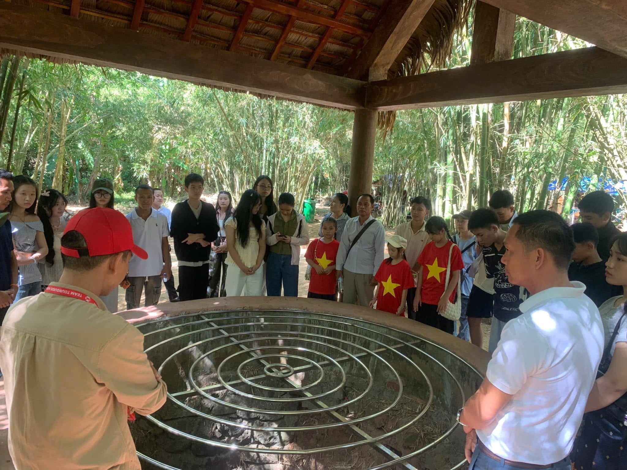 Hoạt động giao lưu, tham quan các di tích lịch sử, văn hóa và trao đổi kinh nghiệm giảng dạy môn lịch sử giữa ngành giáo dục tỉnh Quảng Trị và 4 tỉnh. Hoạt động giao lưu, tham quan các di tích lịch sử, văn hóa và trao đổi kinh nghiệm giảng dạy môn lịch sử giữa ngành giáo dục tỉnh Quảng Trị và 4 tỉnh.