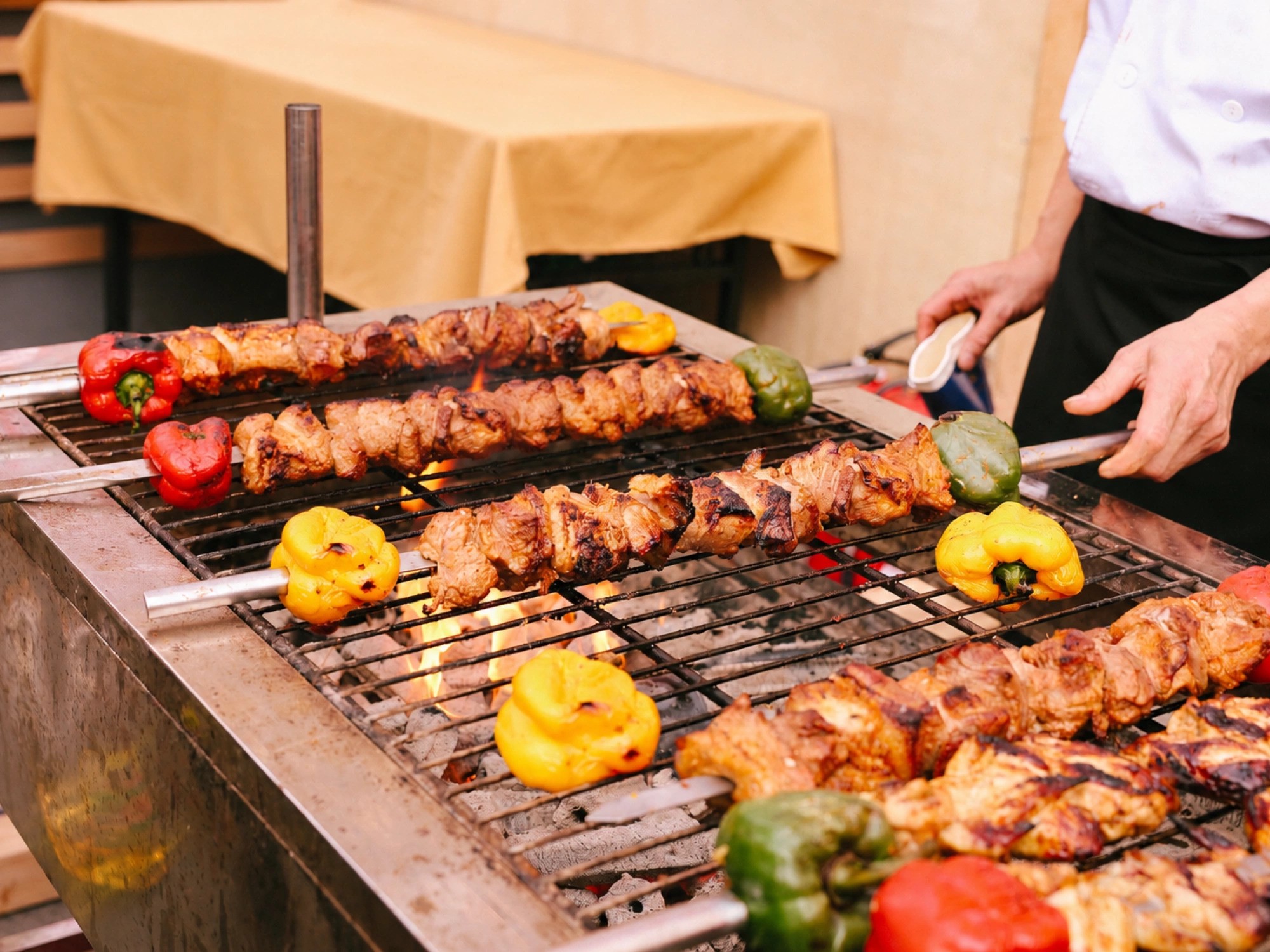 Xiên thịt nướng nóng hổi hay Shawarma quay chậm trên lửa tạo sức hút tại các bếp mở. Xiên thịt nướng nóng hổi hay Shawarma quay chậm trên lửa tạo sức hút tại các bếp mở.