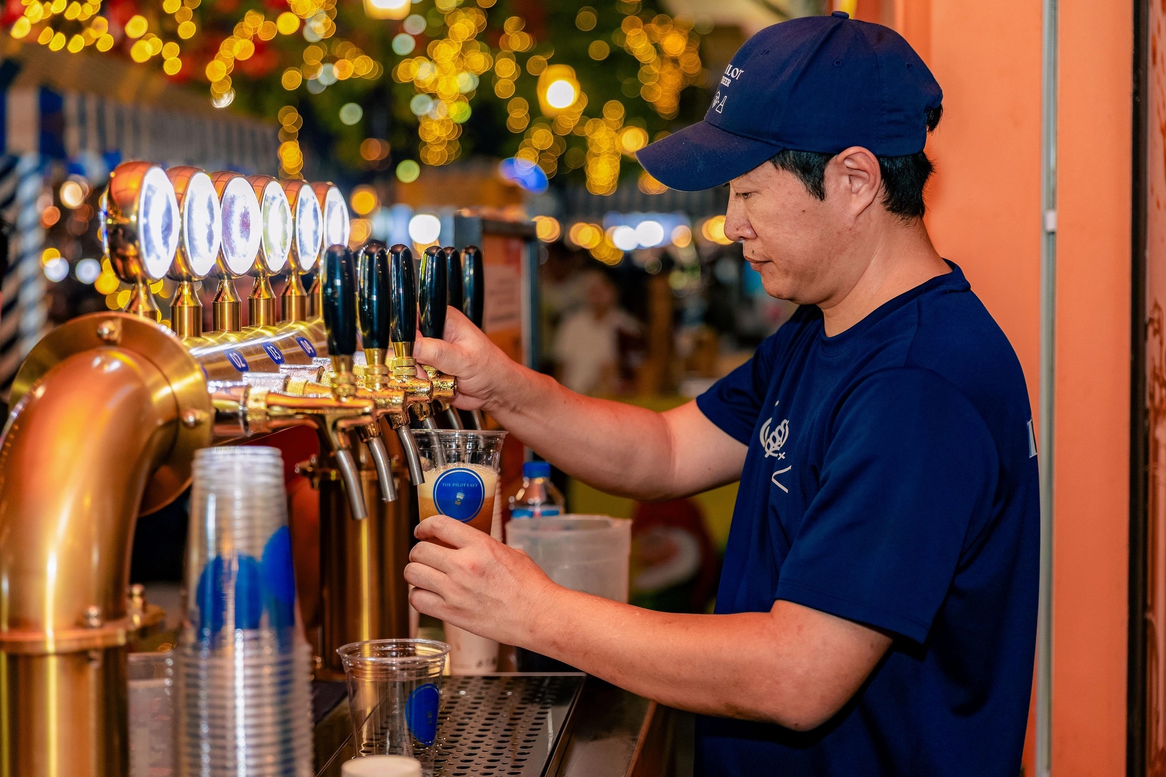 Bia tươi rót tại vòi cùng cuộc thi uống bia khuấy động không khí Ngày hội. Bia tươi rót tại vòi cùng cuộc thi uống bia khuấy động không khí Ngày hội.