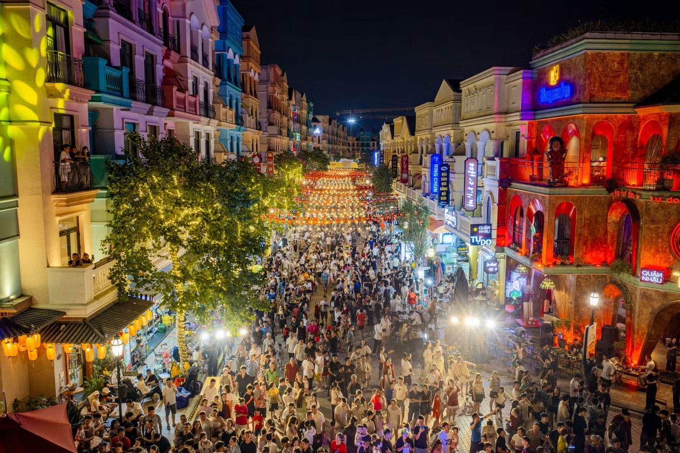 Dòng khách phủ kín khu phố The Venice trong tuần khai màn Ngày hội Nướng & Bia 2026. Dòng khách phủ kín khu phố The Venice trong tuần khai màn Ngày hội Nướng & Bia 2026.