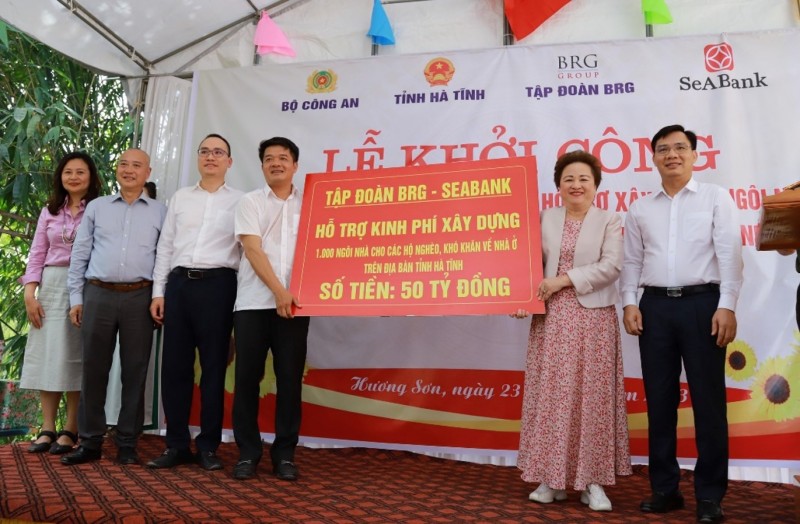 Madame Nguyễn Thị Nga - Chủ tịch Tập đoàn BRG trao tặng 50 tỷ đồng hỗ trợ xây dựng 1.000 căn nhà tại tỉnh Hà Tĩnh Madame Nguyễn Thị Nga - Chủ tịch Tập đoàn BRG trao tặng 50 tỷ đồng hỗ trợ xây dựng 1.000 căn nhà tại tỉnh Hà Tĩnh