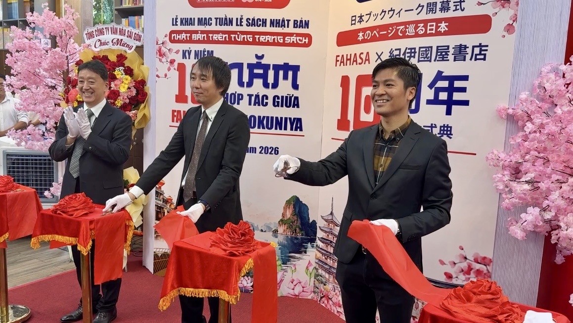 Ông Furudate Seiki, Phó Tổng Lãnh sự Nhật Bản tại TP Hồ Chí Minh và đại diện Fahasa, Kinokuniya thực hiện nghi thức cắt băng khai mạc Tuần lễ sách Nhật Bản.