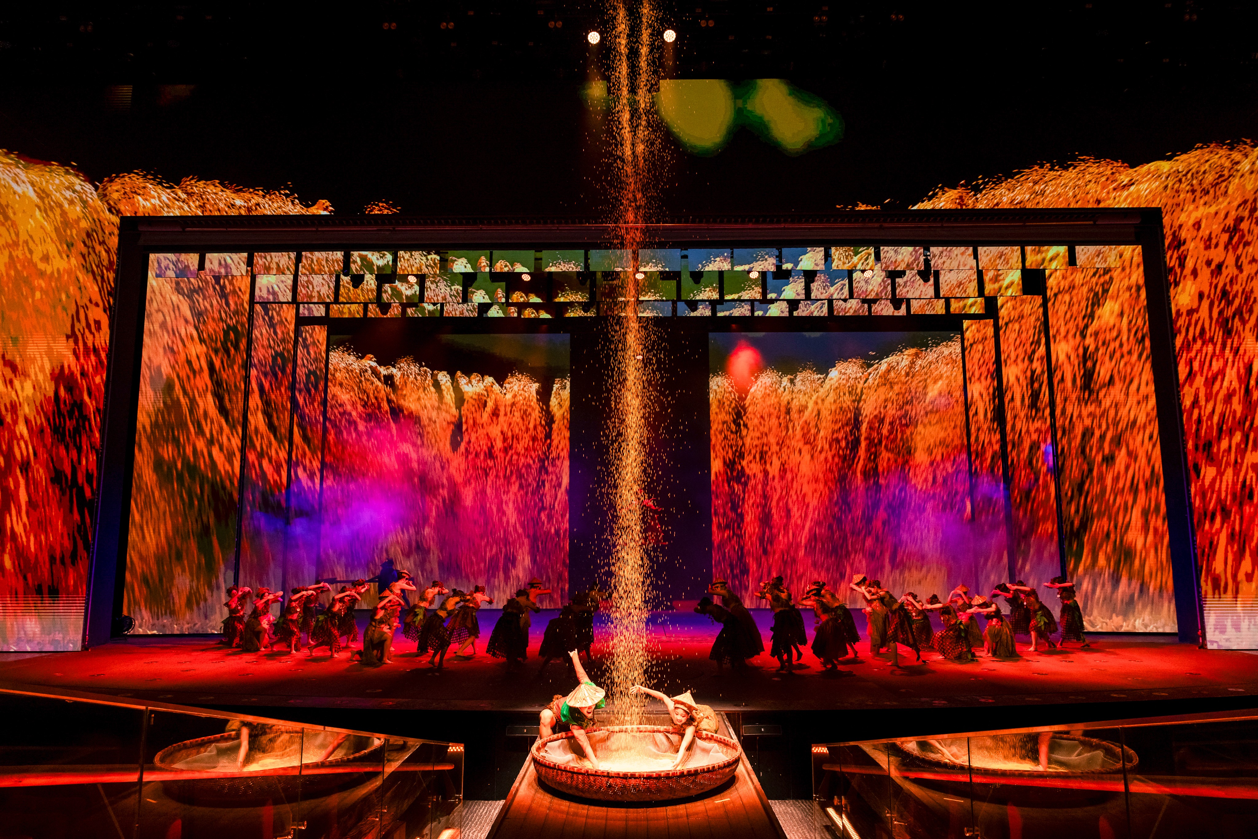 Chương trình được thiết kế theo mô hình Immersive Theatre (sân khấu nhập vai), kết hợp đồng thời 12 công nghệ và hiệu ứng trình diễn, tạo nên trải nghiệm thị giác đa tầng cho khán giả. Chương trình được thiết kế theo mô hình Immersive Theatre (sân khấu nhập vai), kết hợp đồng thời 12 công nghệ và hiệu ứng trình diễn, tạo nên trải nghiệm thị giác đa tầng cho khán giả.