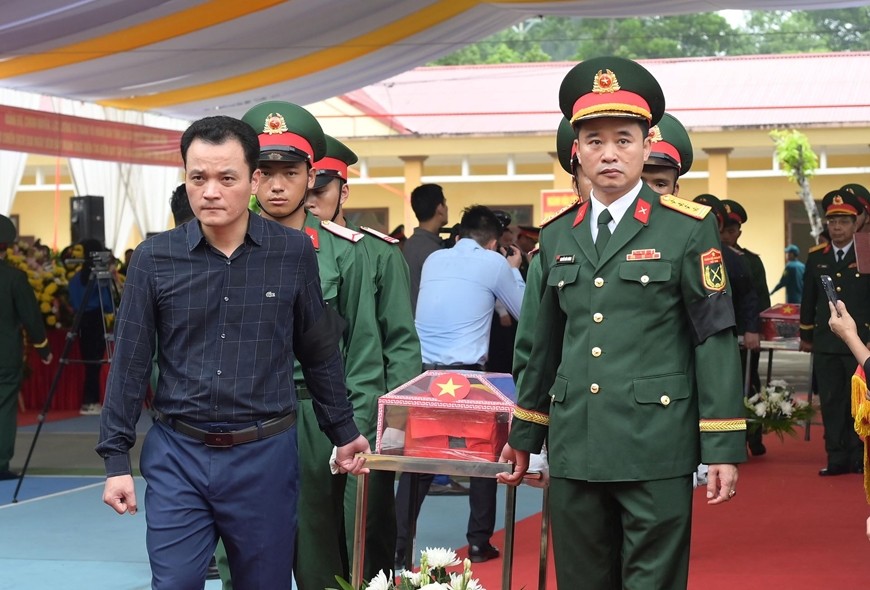 Lãnh đạo tỉnh Lào Cai và Bộ CHQS tỉnh di quan hài cốt các anh hùng liệt sĩ, tháng 6/2026