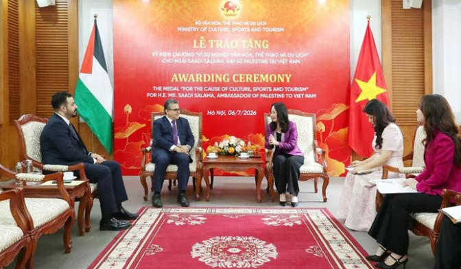 Đại sứ Palestine Saadi Salama nhận Kỷ niệm chương Đại sứ Palestine Saadi Salama nhận Kỷ niệm chương