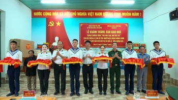Vùng 4 Hải quân khánh thành, bàn giao 4 nhà cho các gia đình chính sách