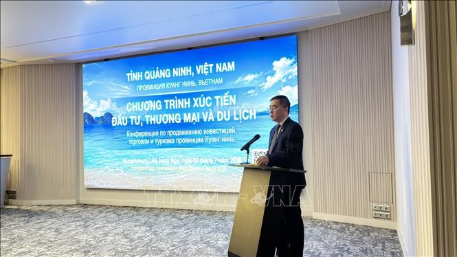 Ủy viên Thường vụ Tỉnh uỷ, Phó Chủ tịch thường trực Uỷ ban MTTQ Việt Nam tỉnh Quảng Ninh Nguyễn Chí Thành giới thiệu những thế mạnh của Quảng Ninh. 