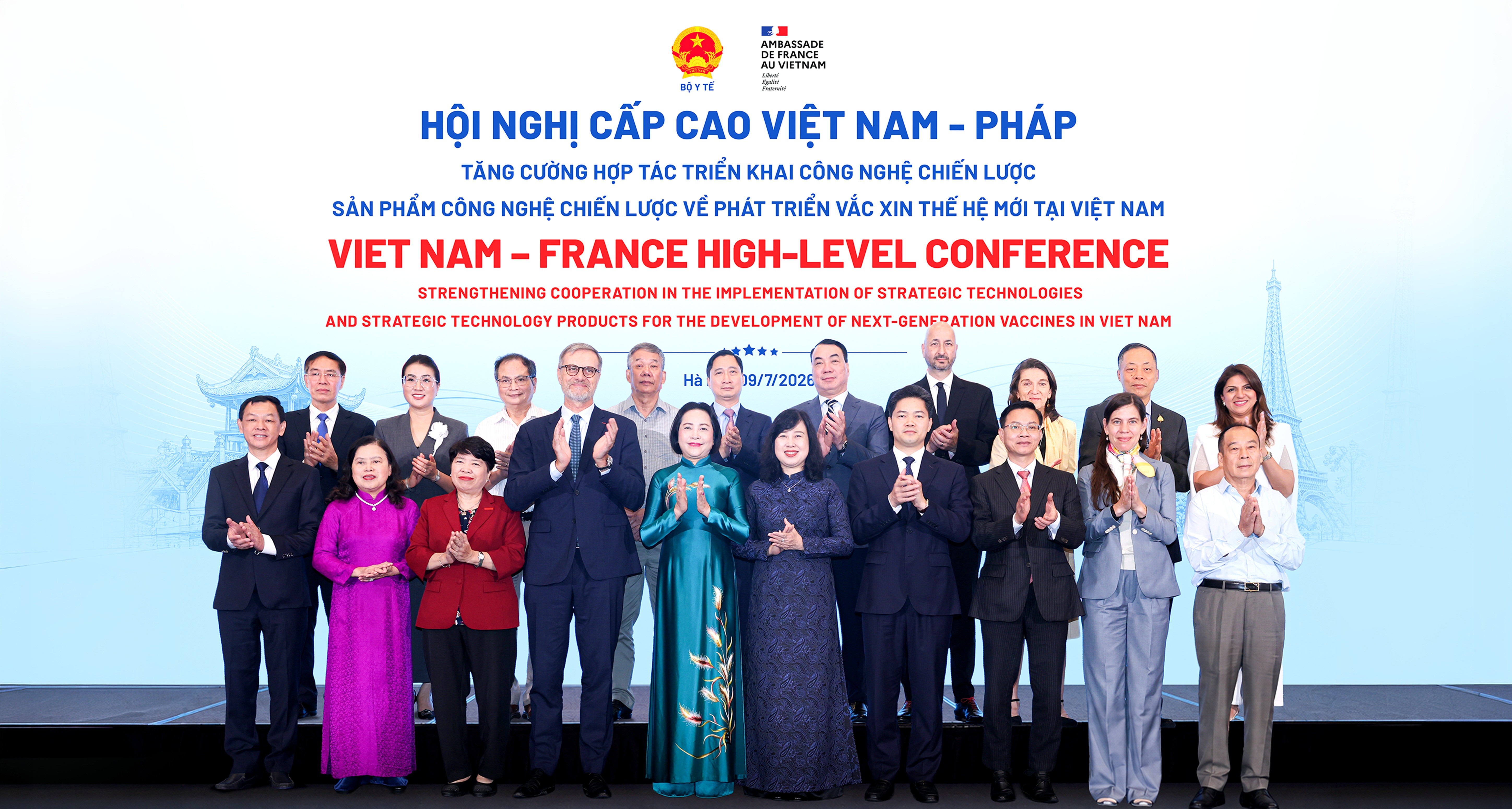 Hội nghị cấp cao với sự tham dự của lãnh đạo Đảng, Nhà nước, Chính phủ, Quốc hội; lãnh đạo các ban, bộ, ngành Trung ương; Bộ Y tế Việt Nam; Đại sứ quán Cộng hòa Pháp tại Việt Nam; đại diện Tổ chức Y tế Thế giới (WHO), Quỹ Nhi đồng Liên Hợp Quốc (UNICEF); các chuyên gia, nhà khoa học, Tập đoàn Dược phẩm Sanofi và Công ty Vắc xin Việt Nam (VNVC). 