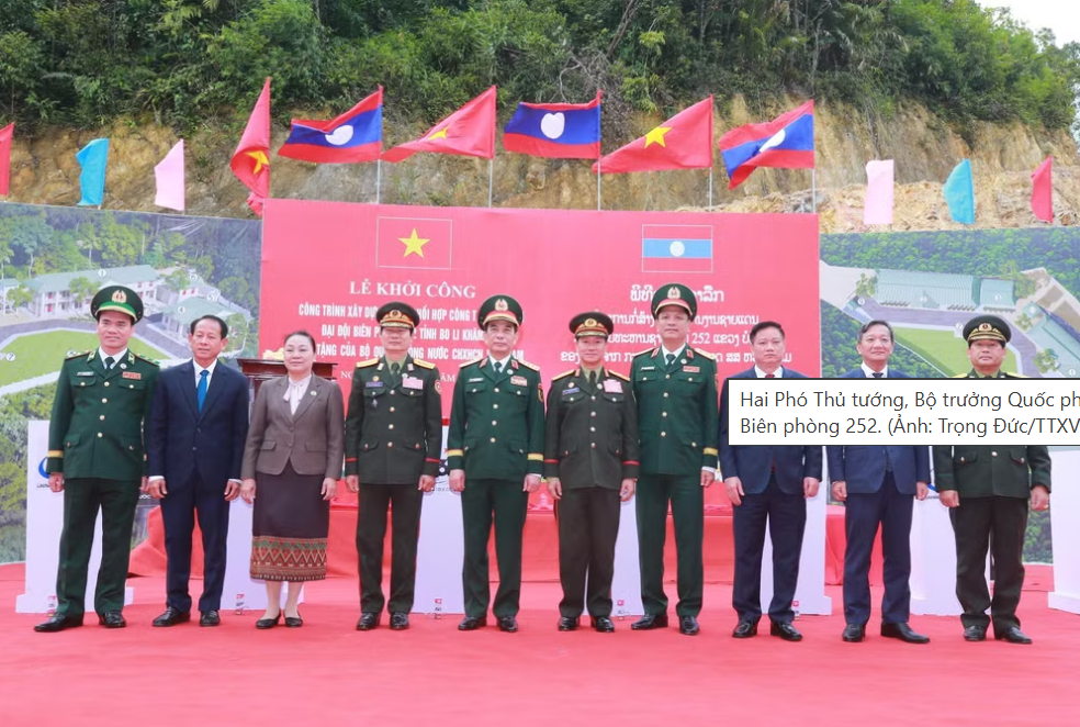 Hai Phó Thủ tướng, Bộ trưởng Quốc phòng và các đại biểu tại Lễ khởi công công trình Trạm phối hợp công tác, Đại đội Biên phòng 252. (Ảnh: Trọng Đức/TTXVN) Hai Phó Thủ tướng, Bộ trưởng Quốc phòng và các đại biểu tại Lễ khởi công công trình Trạm phối hợp công tác, Đại đội Biên phòng 252. (Ảnh: Trọng Đức/TTXVN)