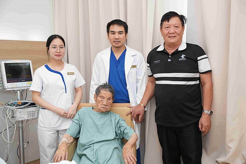 Cụ bà 103 tuổi chiến thắng ung thư dạ dày nhờ điều trị đa chuyên khoa tại Vinmec Hải Phòng
