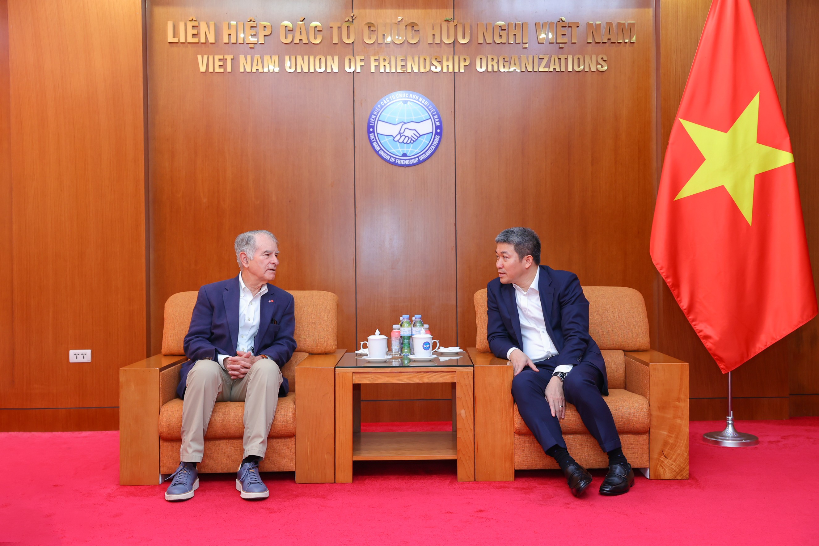 Friends of Project RENEW đồng hành cùng Việt Nam khắc phục hậu quả chiến tranh Friends of Project RENEW đồng hành cùng Việt Nam khắc phục hậu quả chiến tranh