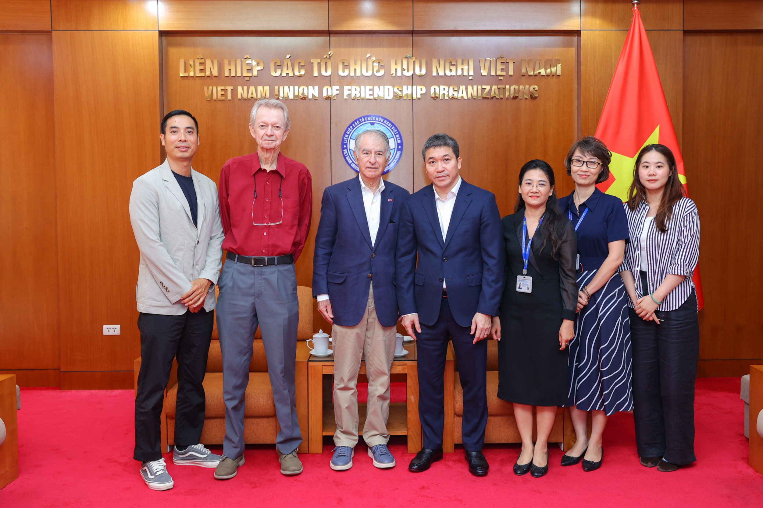 Friends of Project RENEW đồng hành cùng Việt Nam khắc phục hậu quả chiến tranh Friends of Project RENEW đồng hành cùng Việt Nam khắc phục hậu quả chiến tranh