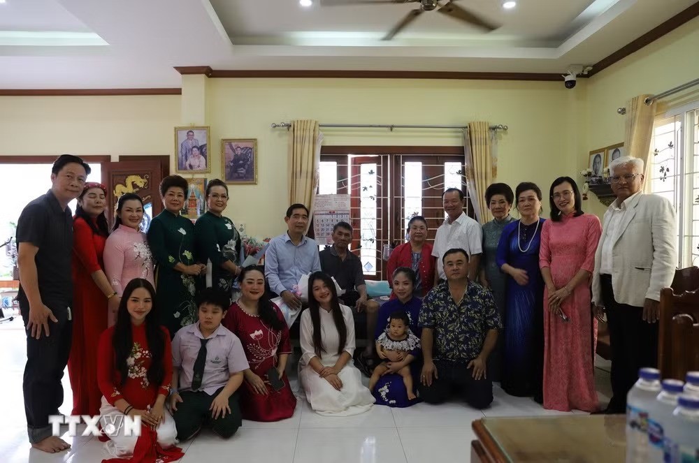 Đại sứ Phạm Việt Hùng thăm gia đình Các con, cháu của cụ Phạm Văn Phát 