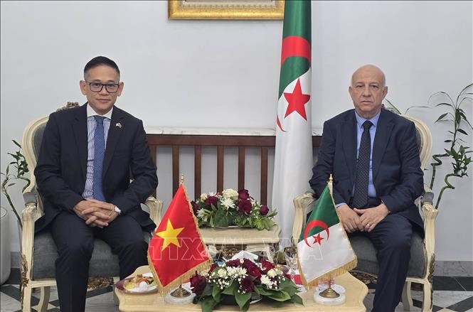 Tổng Thư ký Đảng FLN Abdelkrim Benmbarek tiếp Đại sứ Trần Quốc Khánh đến chào kết thúc nhiệm kỳ về nước. 