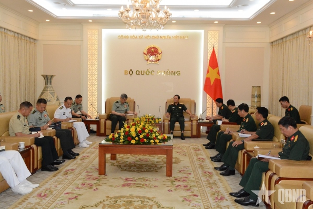 Đại tướng Nguyễn Tân Cương, Tổng Tham mưu trưởng Quân đội nhân dân Việt Nam, Thứ trưởng Bộ Quốc phòng tiếp Thiếu tướng Lưu Khải, Chủ nhiệm Bộ Công tác Chính trị, Đại học Quốc phòng Trung Quốc. Ảnh: qdnd.vn