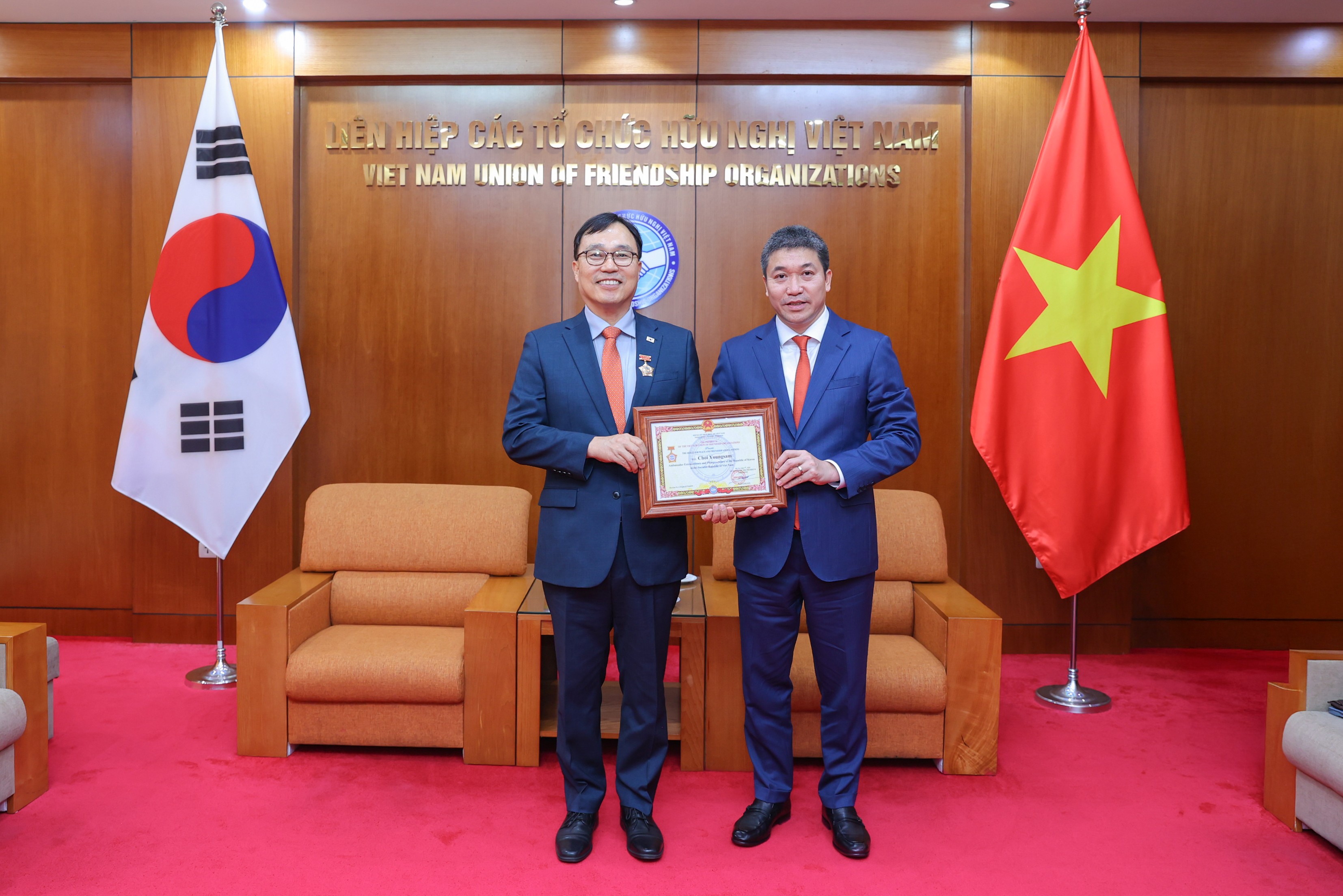 Trao tặng Đại sứ Choi Young Sam Kỷ niệm chương Vì Hoà bình, hữu nghị giữa các dân tộc