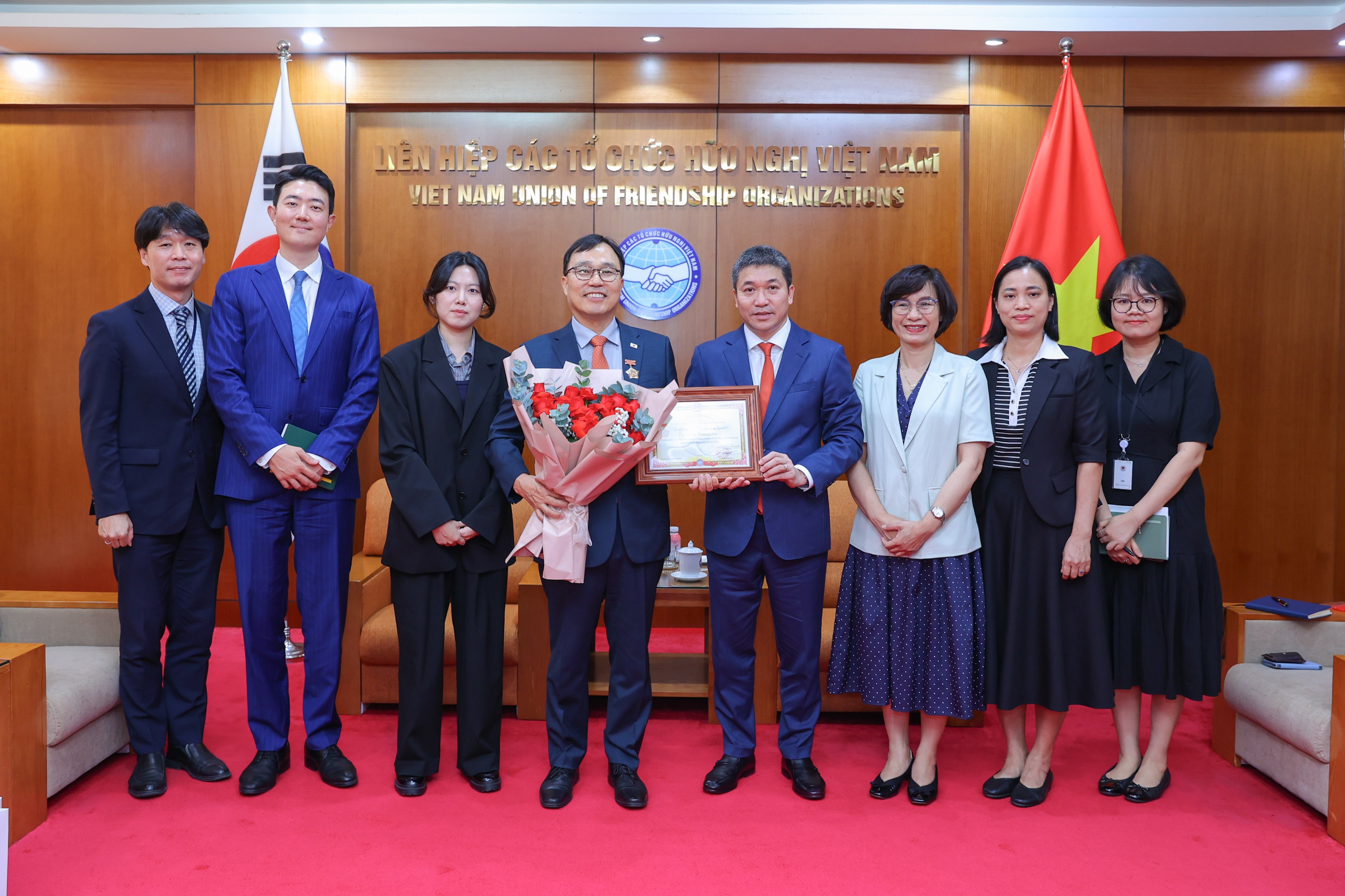 Trao tặng Đại sứ Choi Young Sam Kỷ niệm chương Vì Hoà bình, hữu nghị giữa các dân tộc