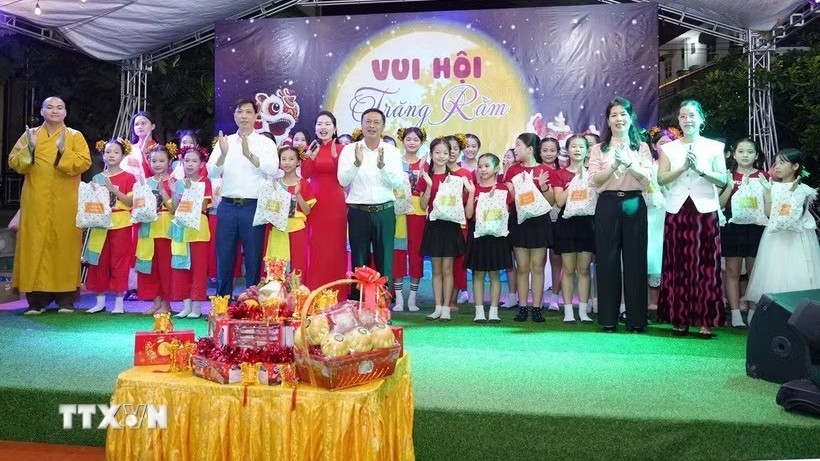 Hoàn thiện hệ thống tổ chức cộng đồng người Việt tại 18 tỉnh, thành phố của Lào
