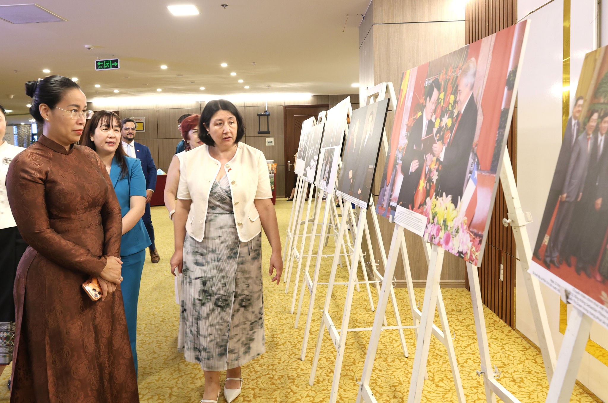 Đại biểu hai nước tham quan triển lãm ảnh giới thiệu chặng đường 55 năm quan hệ ngoại giao Việt Nam-Chile. (Ảnh: Báo và Phát thanh, Truyền hình Đà Nẵng) Đại biểu hai nước tham quan triển lãm ảnh giới thiệu chặng đường 55 năm quan hệ ngoại giao Việt Nam-Chile. (Ảnh: Báo và Phát thanh, Truyền hình Đà Nẵng)