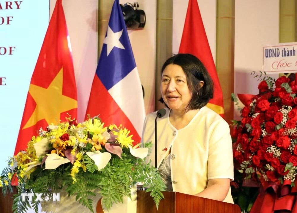 Đại sứ Chile tại Việt Nam Nasly Isabel Bernal Prado phát biểu tại lễ kỷ niệm. (Ảnh: TTXVN) Đại sứ Chile tại Việt Nam Nasly Isabel Bernal Prado phát biểu tại lễ kỷ niệm. (Ảnh: TTXVN)